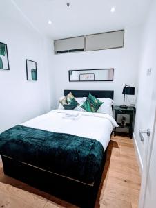 x2 suites x2 bedroom with free parking & wifi客房内的一张或多张床位