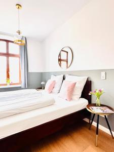 塔廷格Wellenreiter的一间卧室配有一张大床和一张桌子