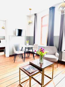 塔廷格Wellenreiter的客厅配有沙发和桌子