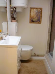 洛布Bungalow Oase der Ruhe的浴室配有白色卫生间和盥洗盆。