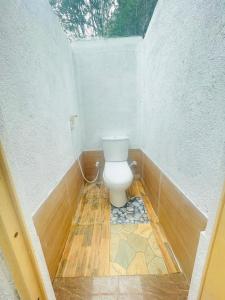 锡吉里亚Ima Villa Sigiriya的一间位于客房角落的带卫生间的浴室