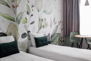 海牙原住酒店的酒店客房带两张床和壁画