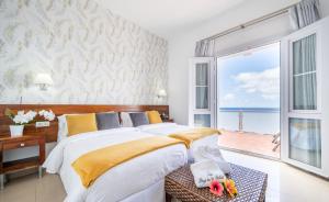 Sabinosa巴尔内阿里奥波索德拉萨卢德酒店的一间卧室设有一张大床和一个大窗户