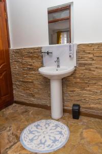 BungomaElevate by African Manor的浴室设有白色水槽和镜子