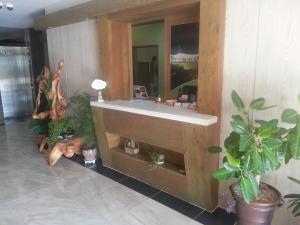庆州韩松汽车旅馆的一间带水槽和镜子的浴室