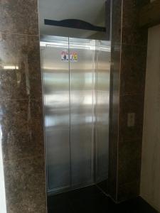 庆州韩松汽车旅馆的墙上的不锈钢电梯