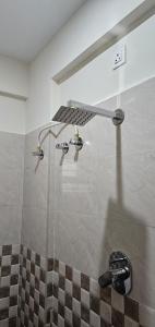 班加罗尔Hotel SnV Inn的带淋浴的浴室,带玻璃门