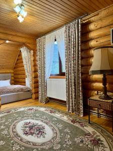布克维Cottage PolyaNitsa окремий котедж з каміном的小木屋内的卧室,配有床和窗户