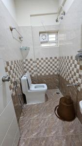 班加罗尔Hotel SnV Inn的一间带卫生间和水槽的浴室