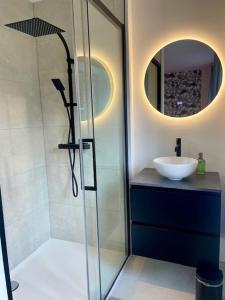 巴蒂斯Gite Pays de Herve - Emeraude的一间带玻璃淋浴和水槽的浴室
