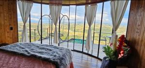 巴里查拉Barichara Glamping Valley的一间卧室设有美景大窗户