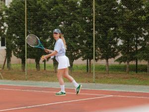 布拉尼亚克铂尔曼图卢兹机场度假酒店的一名女子在网球场上打网球
