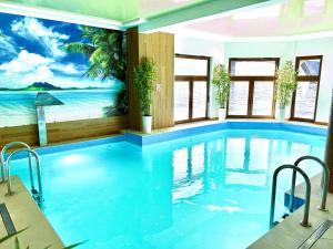 斯克拉斯卡波伦巴Pod Bukami - Chill&SPA的一座拥有海洋壁画的游泳池