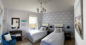 恩尼斯基林Radharc Na Cuilcagh的一间卧室配有两张床和吊灯。