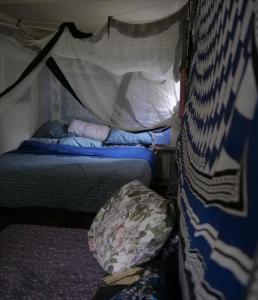 金贾Jinja Jungle的一间帐篷内带两张床的卧室