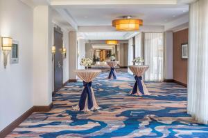 阿林顿阿灵顿希尔顿酒店的酒店大堂的走廊设有三张桌子