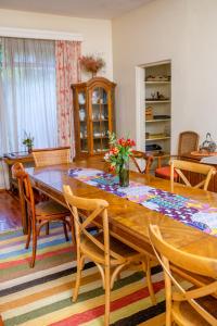 MuyakaZereniti House的一间带木桌和椅子的用餐室