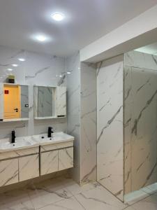 安曼Amman Trail Hostel的浴室设有2个水槽和2面镜子