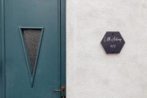 安特卫普Little Antwerp holiday home的带有读过生命官笔记的标志的蓝色门