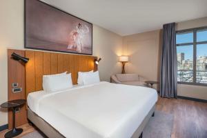 马赛马赛老港口丽笙酒店的一间设有大床和窗户的酒店客房