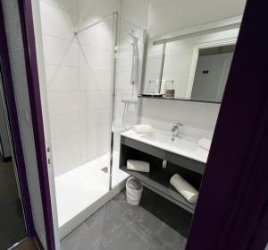 弗内瑞莱斯桑芳德酒店的带淋浴和盥洗盆的白色浴室