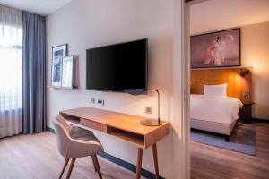 马赛马赛老港口丽笙酒店的酒店客房配有书桌和床。