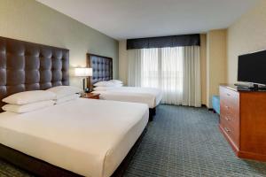 钱德勒德鲁里凤凰城钱德勒时尚中心套房酒店的酒店客房设有两张床和一台平面电视。