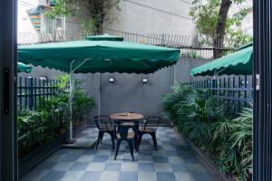 成都成都锦里亚朵轻居酒店的一张桌子和椅子,放在大绿伞下