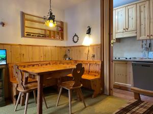 阿尔巴迪卡纳泽伊LUCETTA的厨房配有木桌和椅子