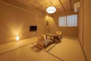 京都Saju Kyoto 茶住 京都的客厅配有桌子和椅子