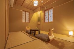 京都Saju Kyoto 茶住 京都的一间客房内配有桌椅的房间