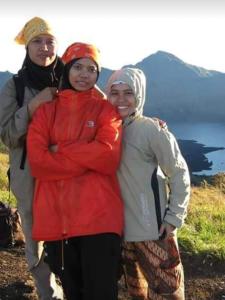 MasbagikRINJANI EXPEDITION BASECAMP的三个女人在山里拍照