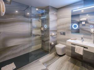 楠泰尔Mercure Paris Nanterre的带淋浴、卫生间和盥洗盆的浴室