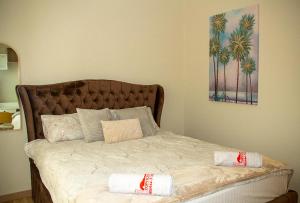贝尔格莱德BW Aurora Lux Panorama的卧室内的一张带两个枕头的床