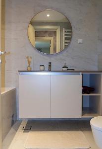 贝尔格莱德BW Aurora Lux Panorama的浴室配有白色梳妆台和镜子