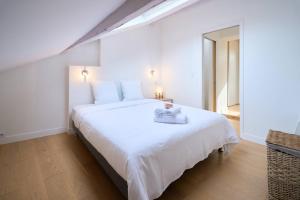 南特LE BLUM COEUR - Hyper Centre Nantes的卧室配有白色的床和毛巾
