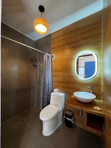 洛斯拉甘斯Gamora Hotel Playa的一间带卫生间和水槽的浴室