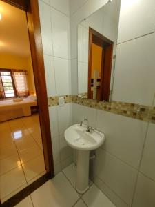帕拉库鲁Pousada Viva Praia的一间带水槽和镜子的浴室