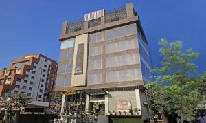 古瓦哈提HOTEL APOLLO GRAND A UNIT OF SATYAM ASSOCIATES的街道拐角处的高楼