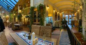 锡吉什瓦拉阿尔特博斯特旅馆的大楼内带桌椅的餐厅