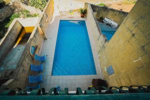 萨奈特Villa Getaway with Private Pool的享有带蓝色椅子的游泳池的顶部景致