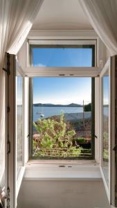 希贝尼克Apartment Val with sea view的享有海景的开放式窗户