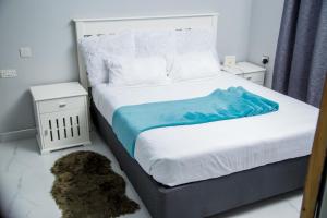 奇帕塔Modern Village Apartments的一间卧室配有一张带蓝色毯子的床