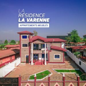 DschangRESIDENCE LA VARENNE, DSCHANG的带有读取拉方格居住标志的房屋