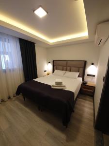安塔利亚Hotel Kriti的一间卧室配有一张大床和黑色毯子