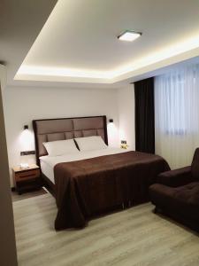 安塔利亚Hotel Kriti的一间卧室配有一张大床和一张沙发