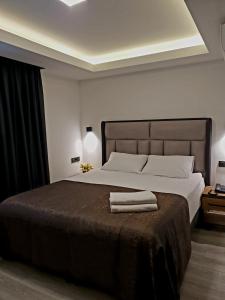 安塔利亚Hotel Kriti的一间卧室配有一张大床和两条毛巾