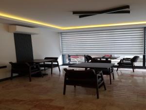 安塔利亚Hotel Kriti的一间带桌椅的用餐室和窗户。