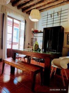 格拉纳达Donde Antonio的客厅配有木桌和沙发