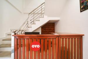 博帕尔Super OYO Flagship Hotel Trisha's的木栅栏上没有红色标志的楼梯